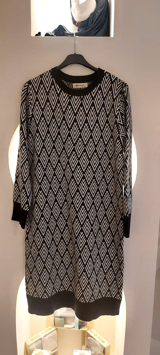 Long sweater with checked pattern